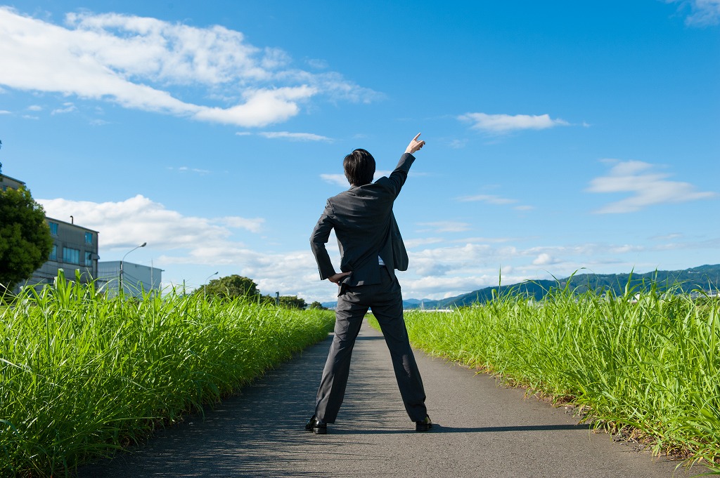 後ろ姿、空に向かって指している